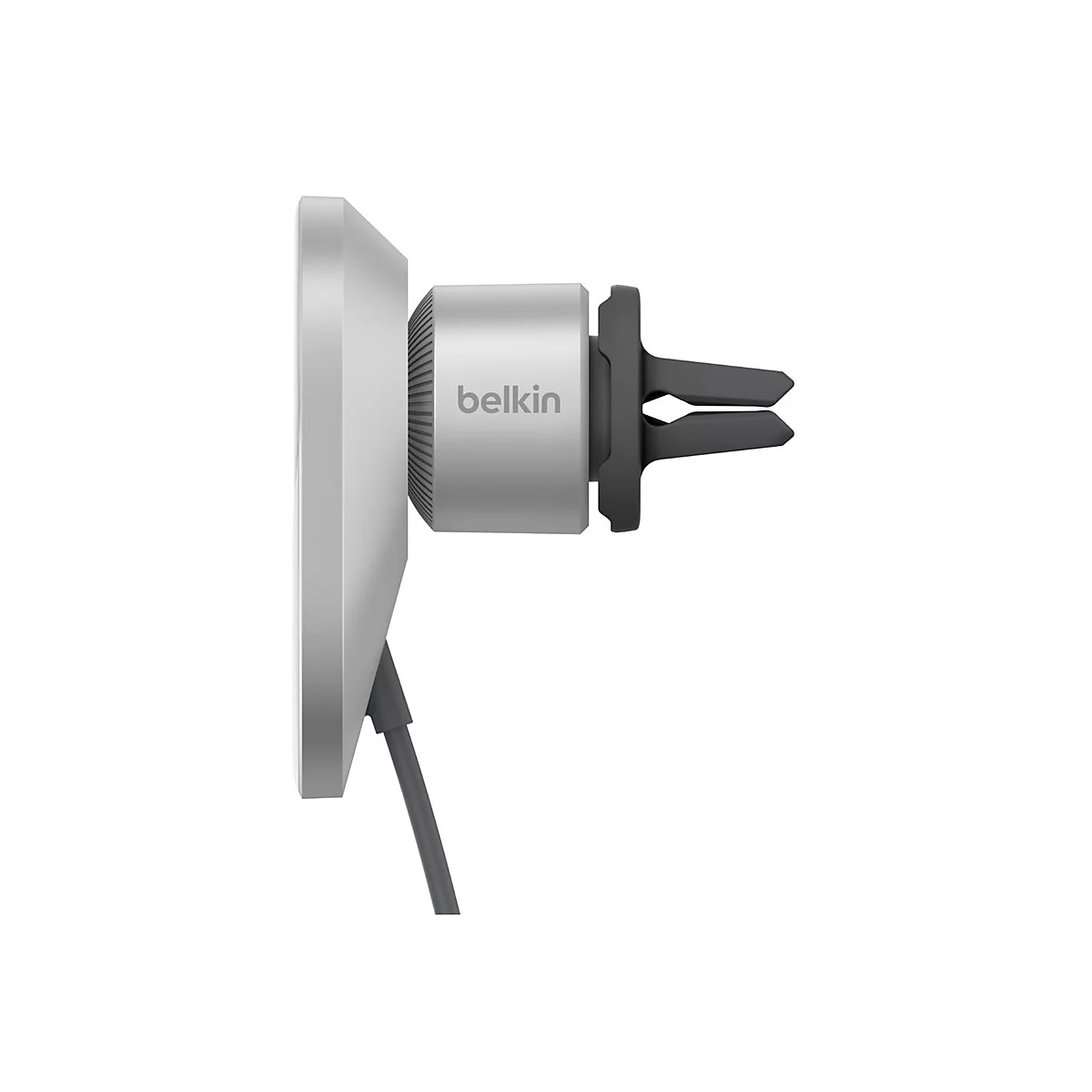 Vue latérale d'un support de voiture argenté avec fixation d'aération noire. Le nom "Belkin" est visible sur le boîtier rond.