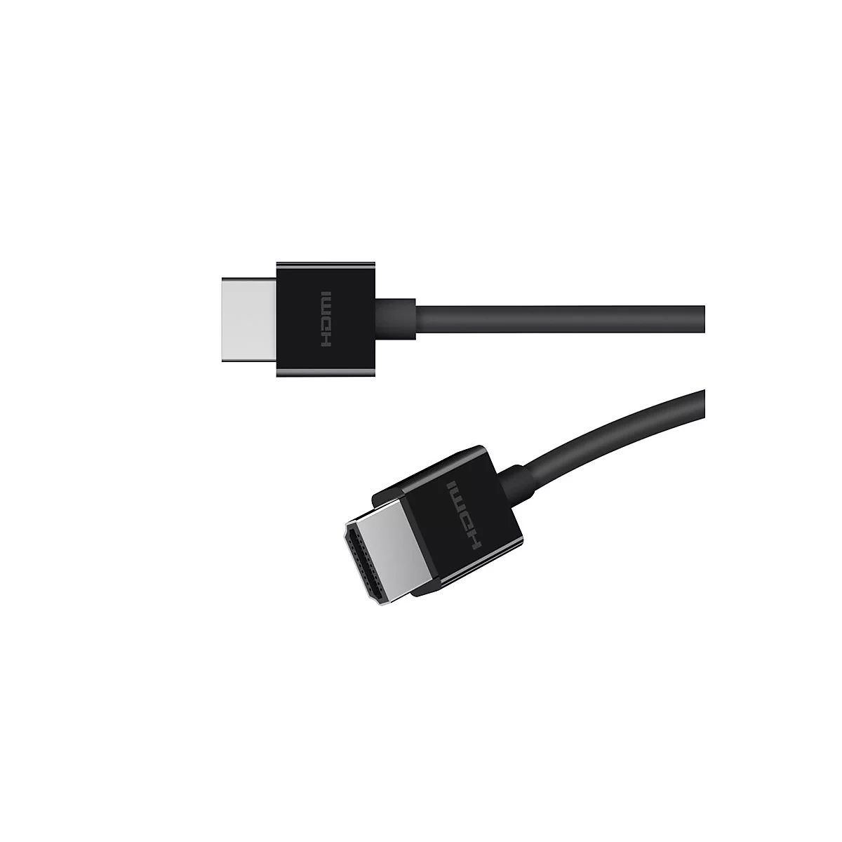 Zwei schwarze HDMI-Kabel auf weißem Hintergrund. Stecker mit HDMI-Aufschrift.