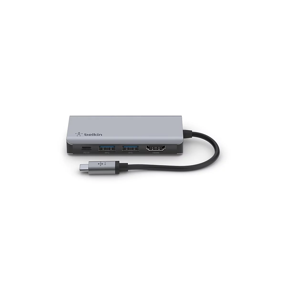 Hub USB-C Belkin gris avec plusieurs ports et un câble noir connecté, sur fond blanc.