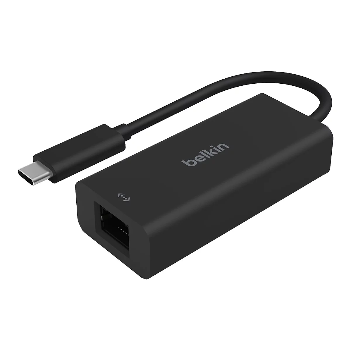 Schwarzer USB-C-auf-Ethernet-Adapter von Belkin. Das Gerät hat einen USB-C-Stecker, ein Ethernet-Port und Belkin-Logo.