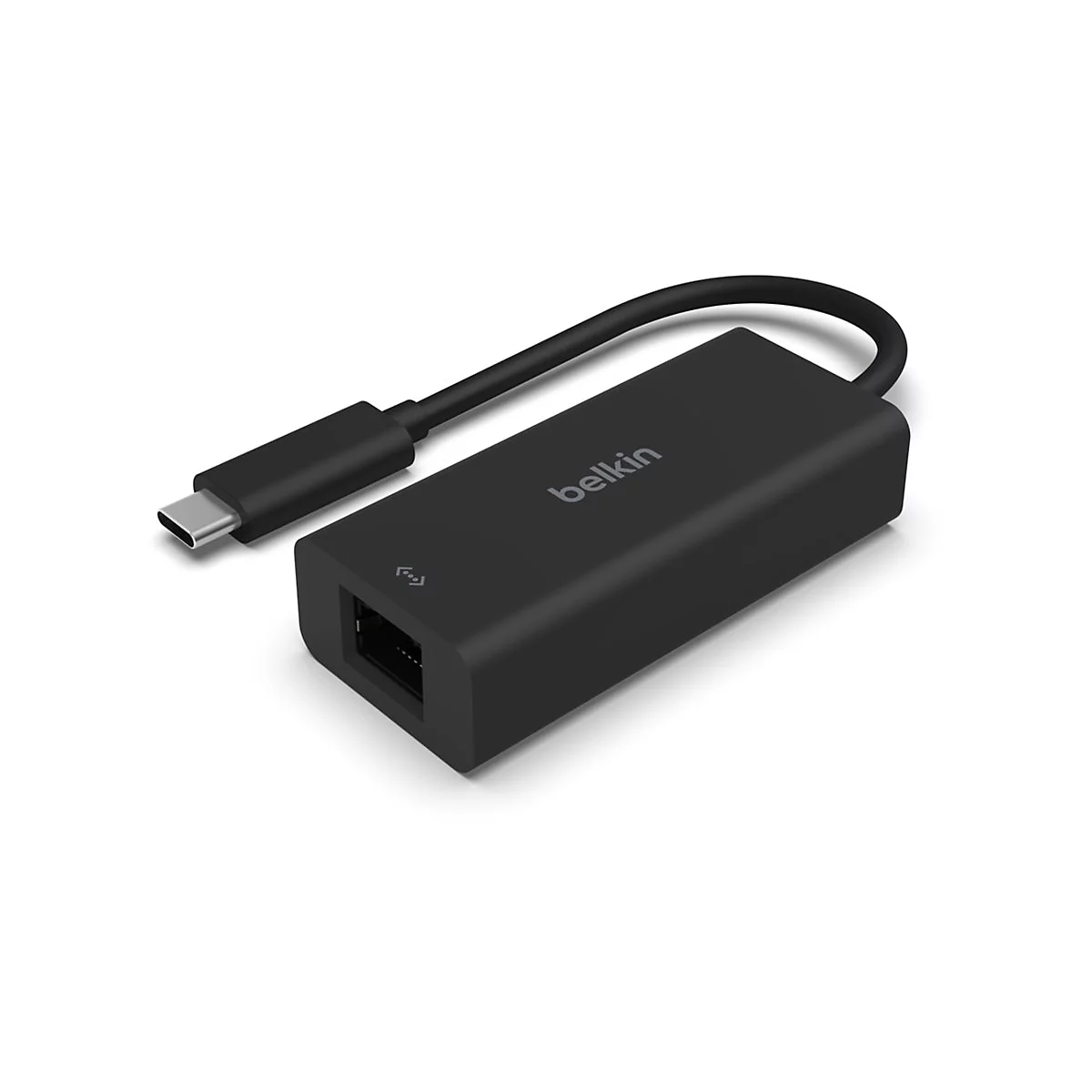 Schwarzer USB-C-auf-Ethernet-Adapter von Belkin. Das Gerät hat einen USB-C-Stecker, eine Ethernet-Buchse und das Belkin-Logo.