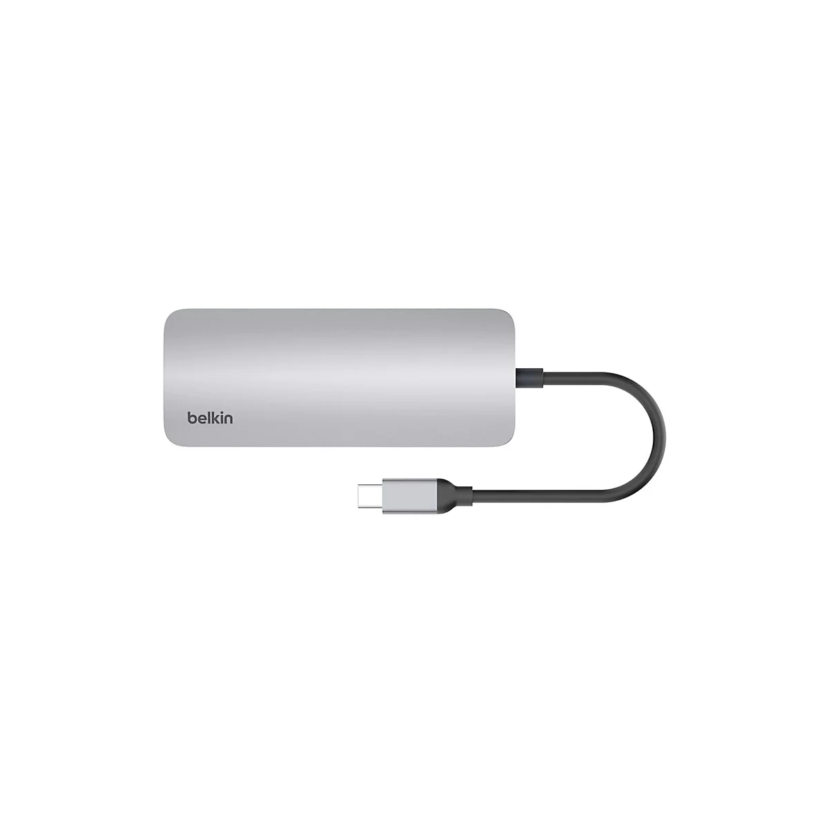 Silberfarbener Belkin USB-C Hub mit schwarzem Kabel und USB-C Stecker, freigestellt auf weißem Hintergrund.