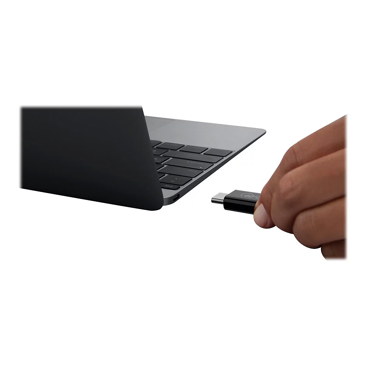 Nahaufnahme eines silbernen Laptops und einer Hand, die einen schwarzen USB-C-Adapter in den Port steckt.