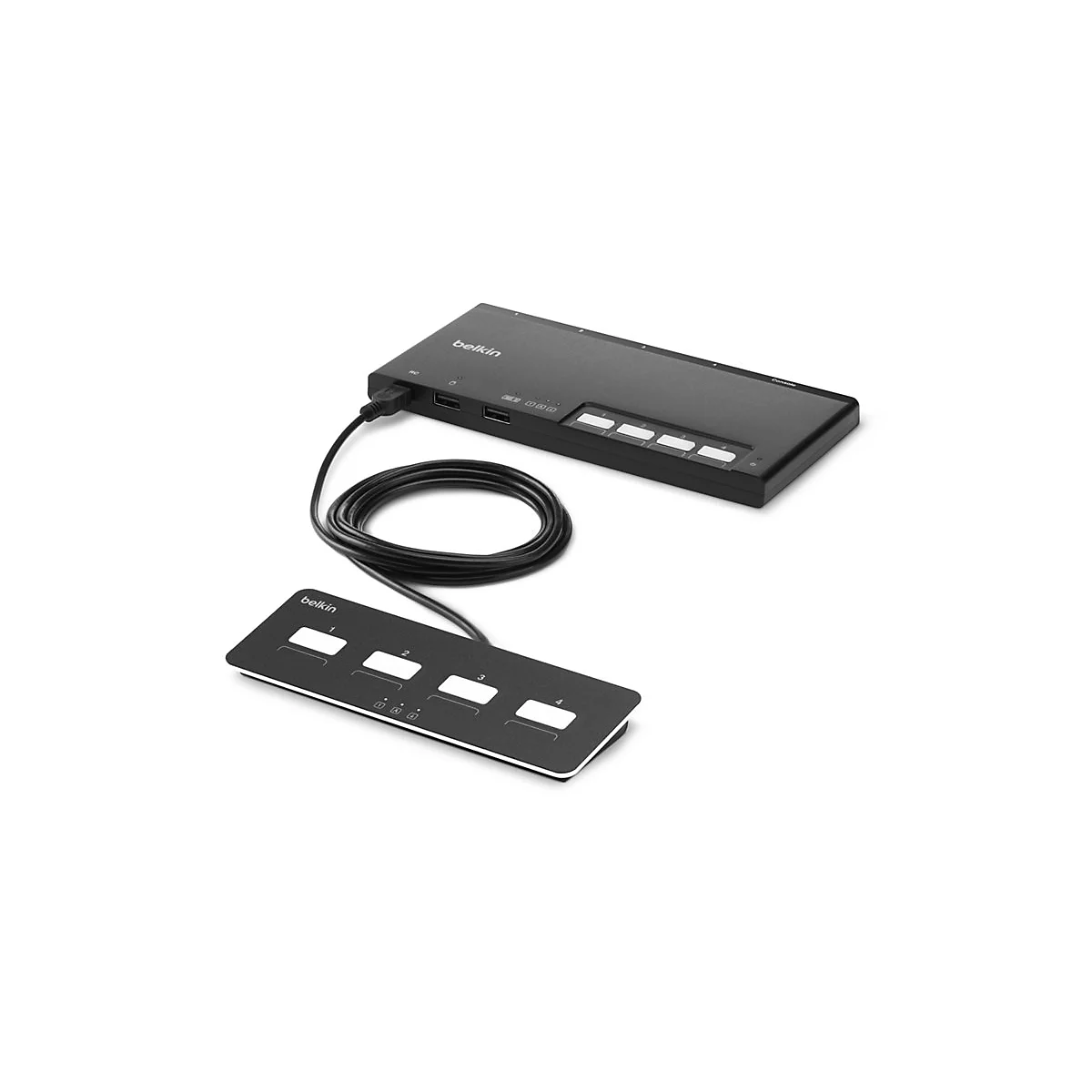 Commutateur KVM Belkin noir, avec un câble noir et un panneau de contrôle séparé avec des boutons blancs. L'appareil est placé sur un fond blanc.