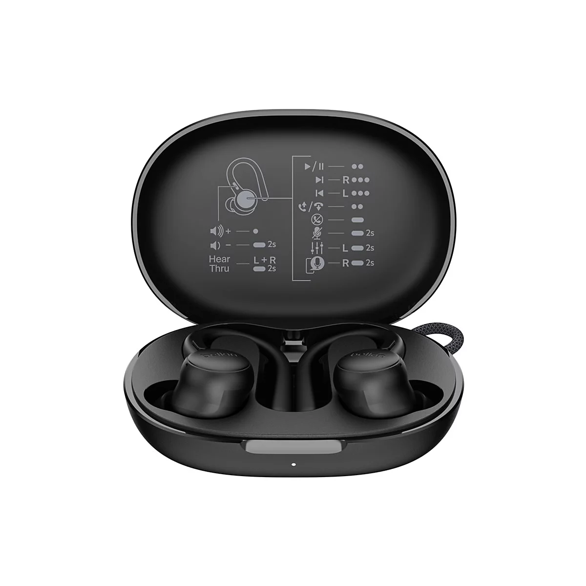 Écouteurs noirs dans un étui de chargement ouvert. Des pictogrammes et des étiquettes sont sur le couvercle. Les écouteurs ont un support qui s'insère dans l'oreille.