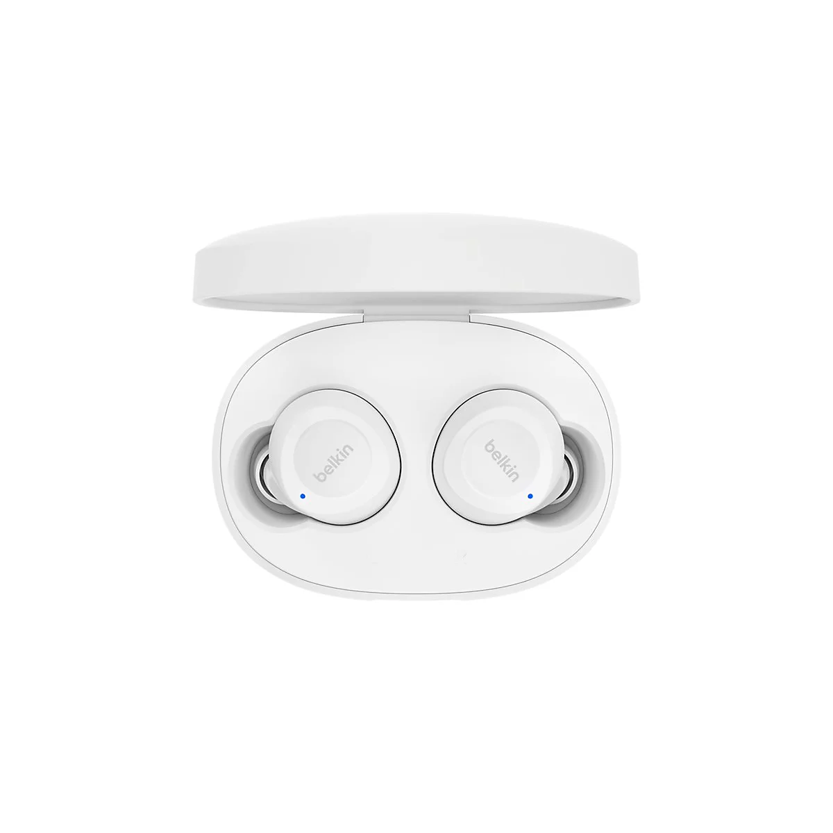 Écouteurs Belkin blancs dans un étui de chargement ouvert. "belkin" est écrit sur les écouteurs. Point bleu sur chaque écouteur.