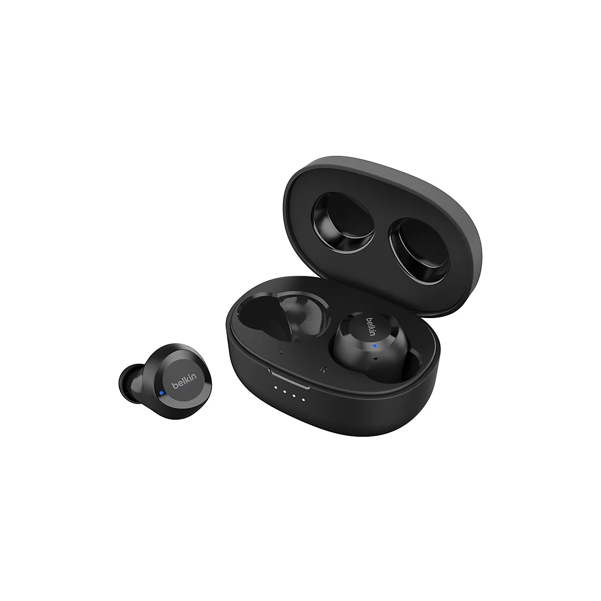 Écouteurs Belkin noirs avec étui de chargement, un écouteur à l'extérieur. Étui ouvert.