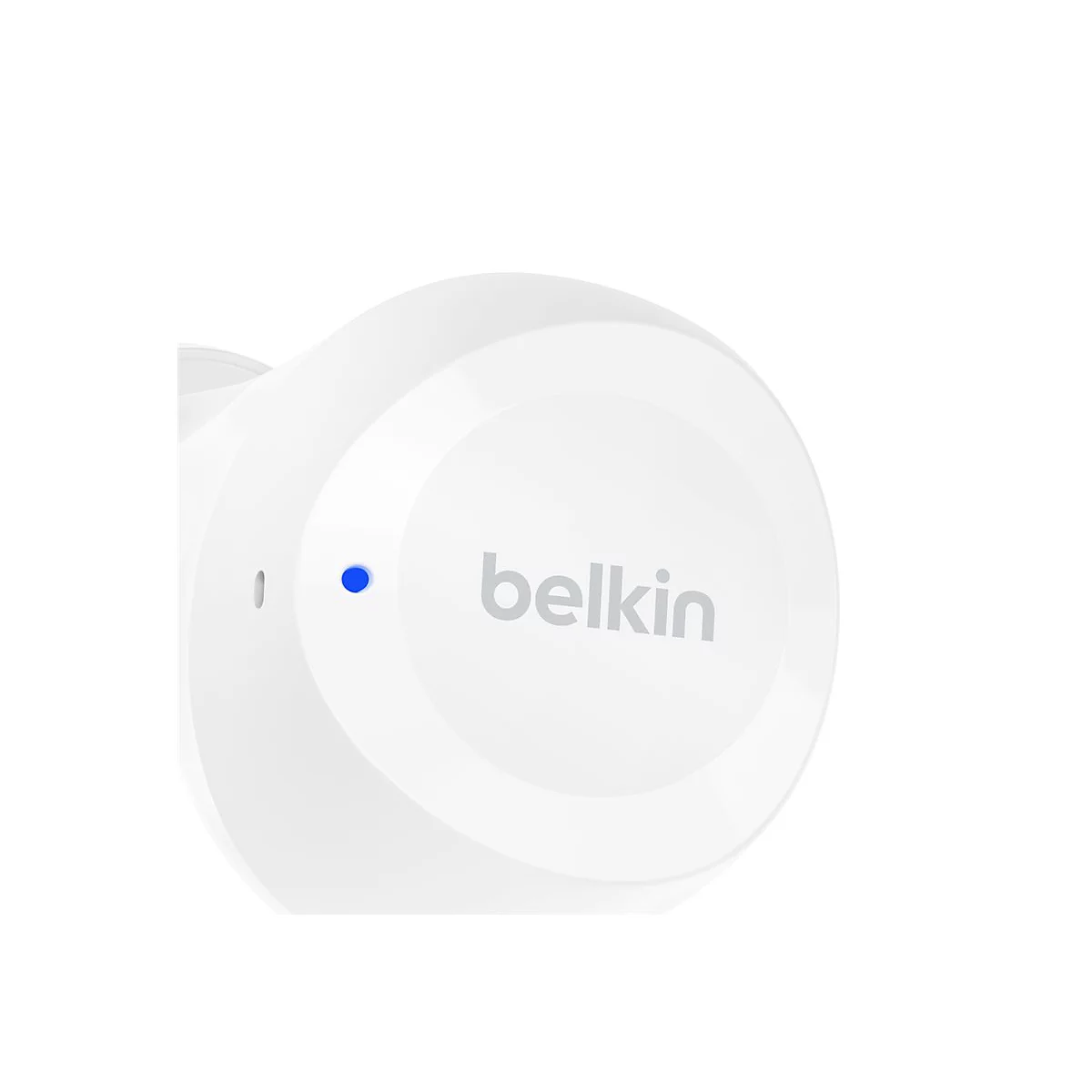 Détail d'un écouteur blanc. Logo Belkin et LED bleue.