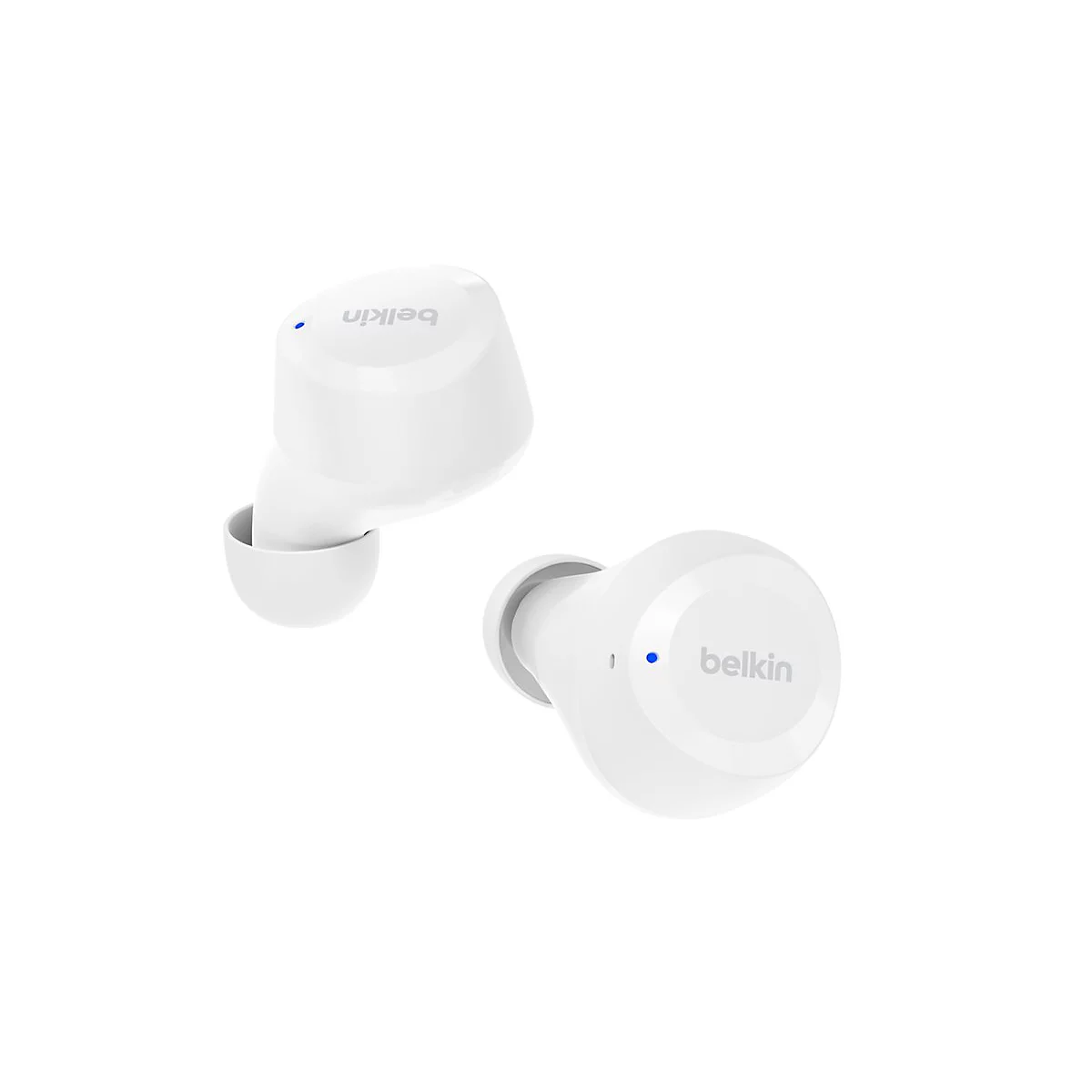 Deux écouteurs Belkin blancs sur fond blanc. Le logo Belkin et un petit point bleu sont visibles sur chacun d'eux.