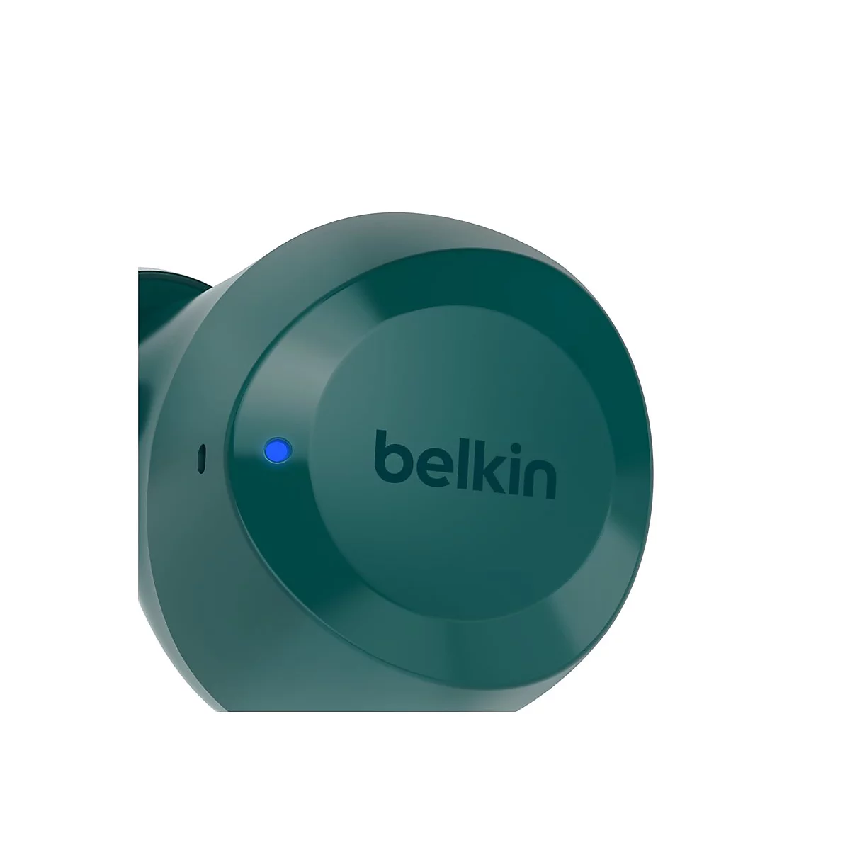 Nahaufnahme eines teal-farbenen Belkin-Ohrhörers mit einem leuchtenden blauen Licht und dem Schriftzug "belkin".