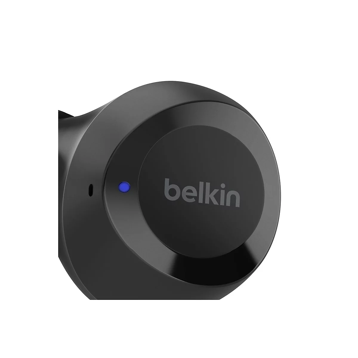 Gros plan d'un écouteur Belkin noir, avec une lumière LED bleue et le mot 'belkin'.