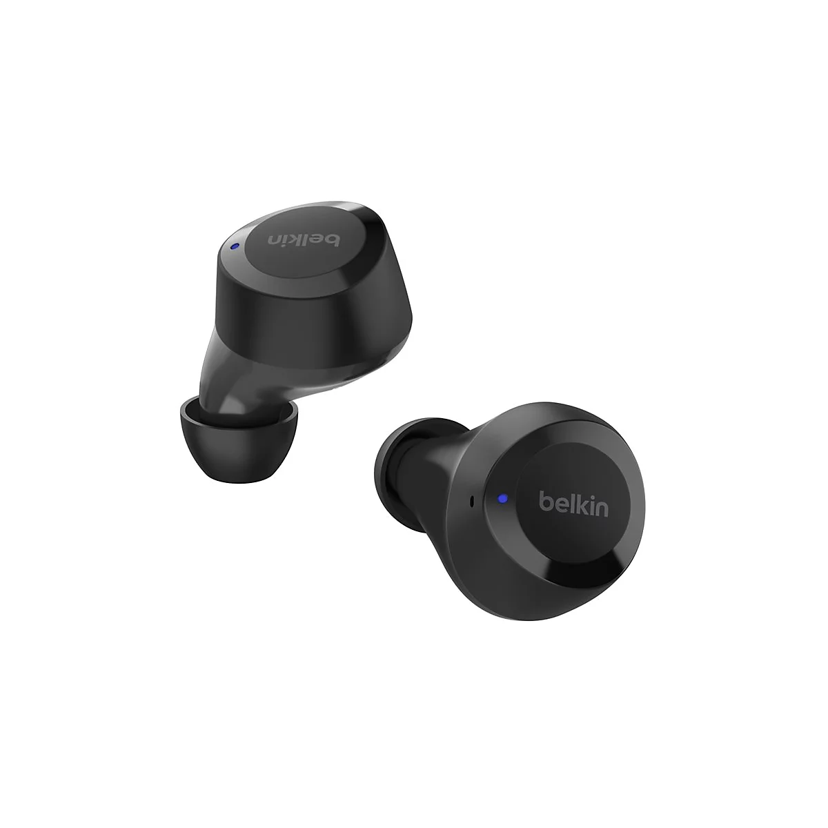 Deux écouteurs noirs Belkin sur fond blanc. Chacun a une LED bleue et le logo Belkin.