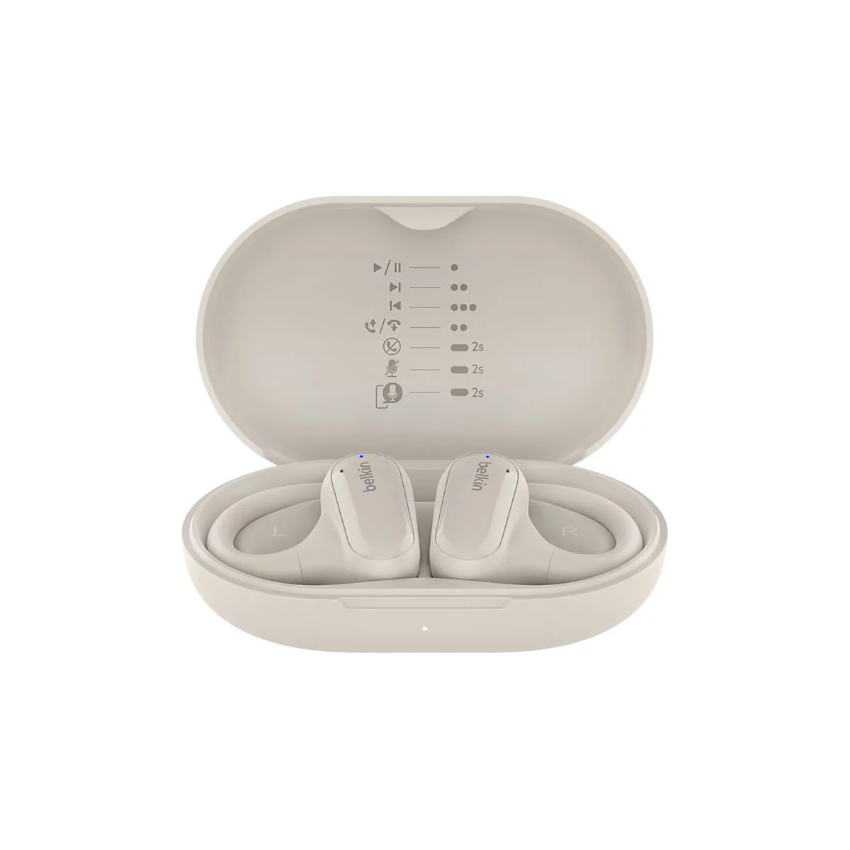 Écouteurs sans fil beiges dans un étui de chargement ouvert avec le logo Belkin. Des icônes et un indicateur LED sont visibles.