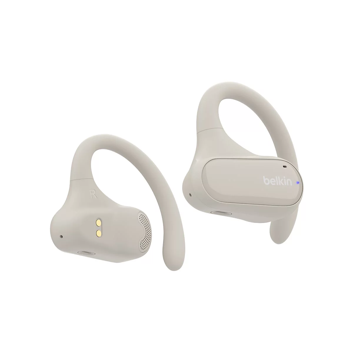 Zwei cremefarbene Sport-Ohrhörer von Belkin. Einer zeigt das „R“ für rechts. Beide haben Bügel und eine blaue Leuchte.