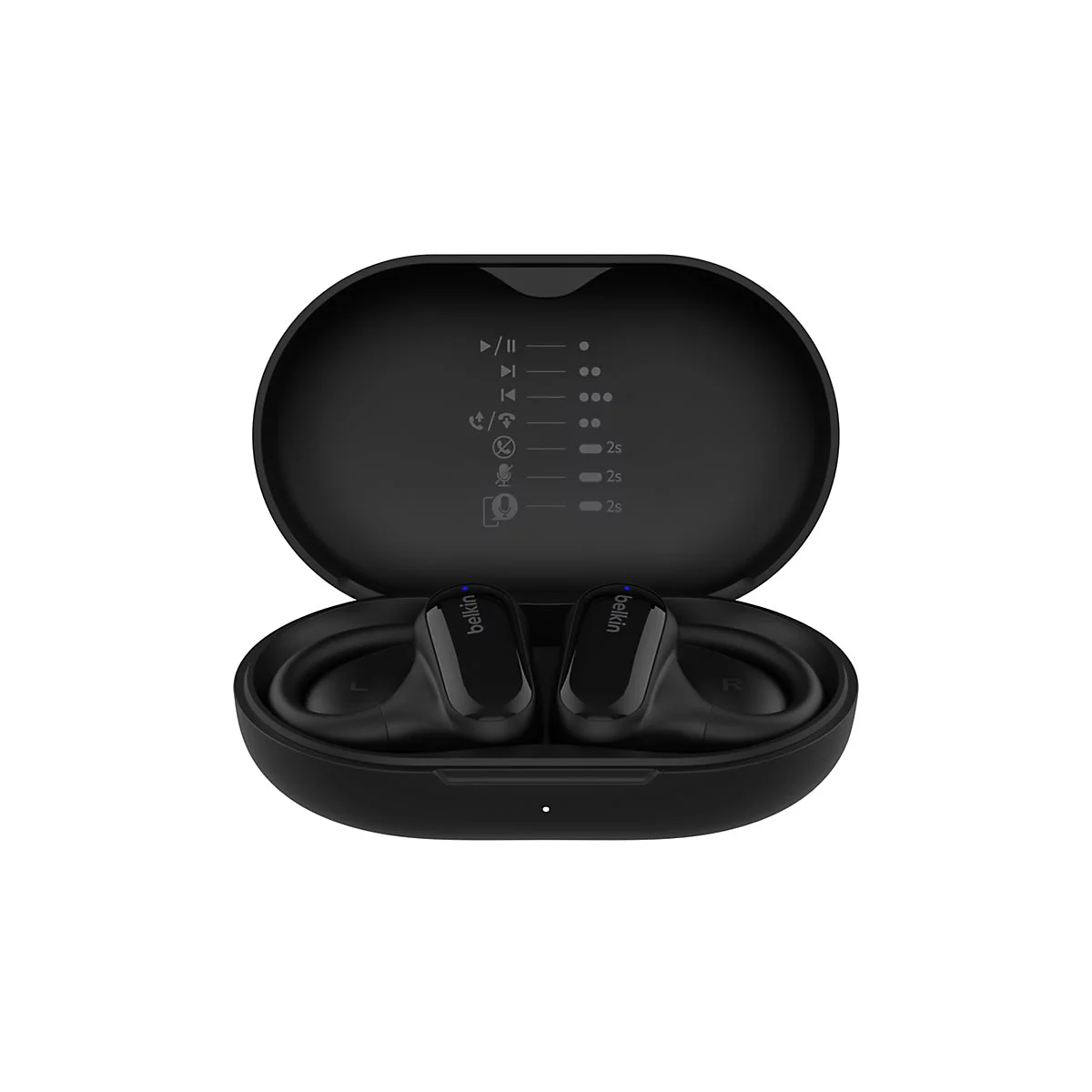Écouteurs Belkin noirs dans un étui de chargement ouvert. Les deux écouteurs sont visibles, marqués droit et gauche.