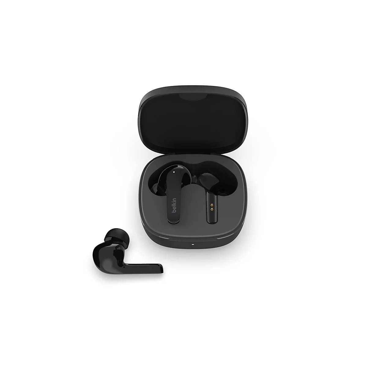 Écouteurs Belkin sans fil noirs avec étui de chargement ouvert et un seul écouteur à côté sur fond blanc.