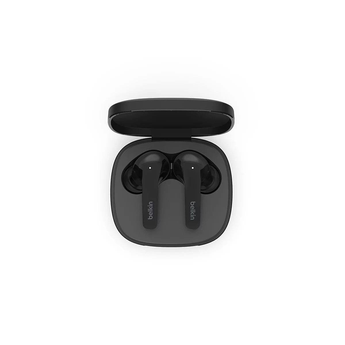 Écouteurs Belkin noirs dans un étui de chargement ouvert sur fond blanc.