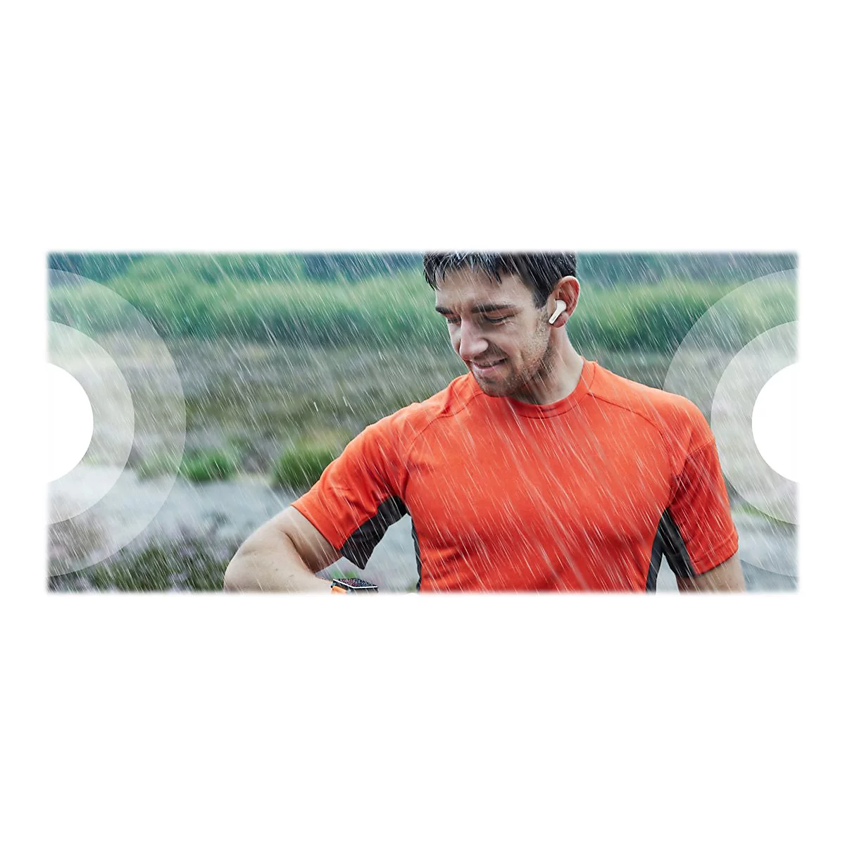 Un homme en chemise rouge court sous la pluie et porte des Ã©couteurs sans fil.