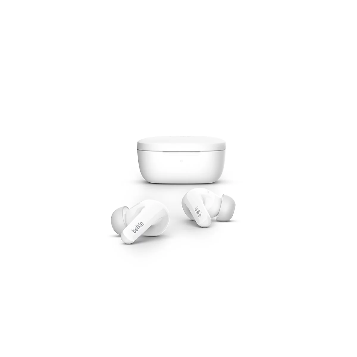Écouteurs sans fil blancs avec étui de chargement sur fond blanc. Les écouteurs portent le mot "belkin".