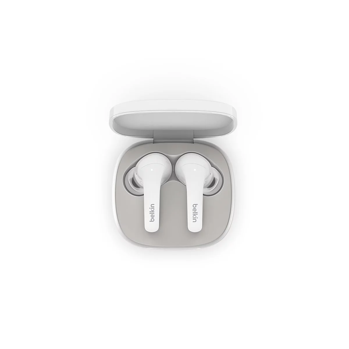 Écouteurs Belkin blancs dans un étui de chargement ouvert, gris clair. Les deux écouteurs sont visibles, avec le mot "belkin" dessus.