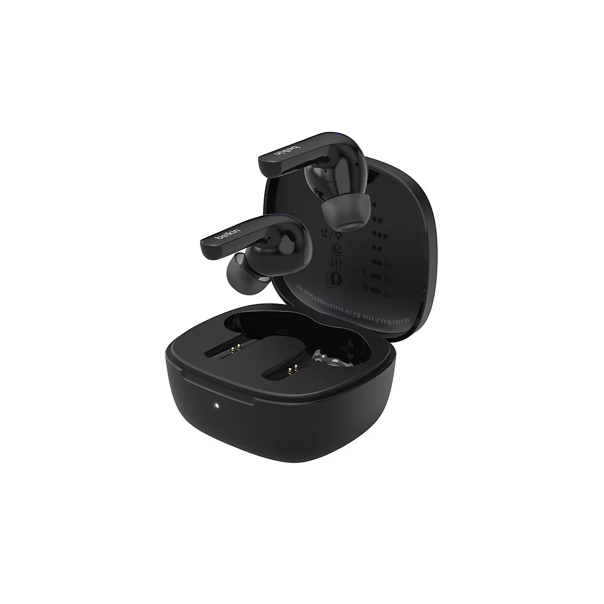 Schwarze Belkin-Kopfhörer in geöffneter Ladebox. Ein Kopfhörer liegt in der Box, ein zweiter daneben. Aufschrift "belkin".