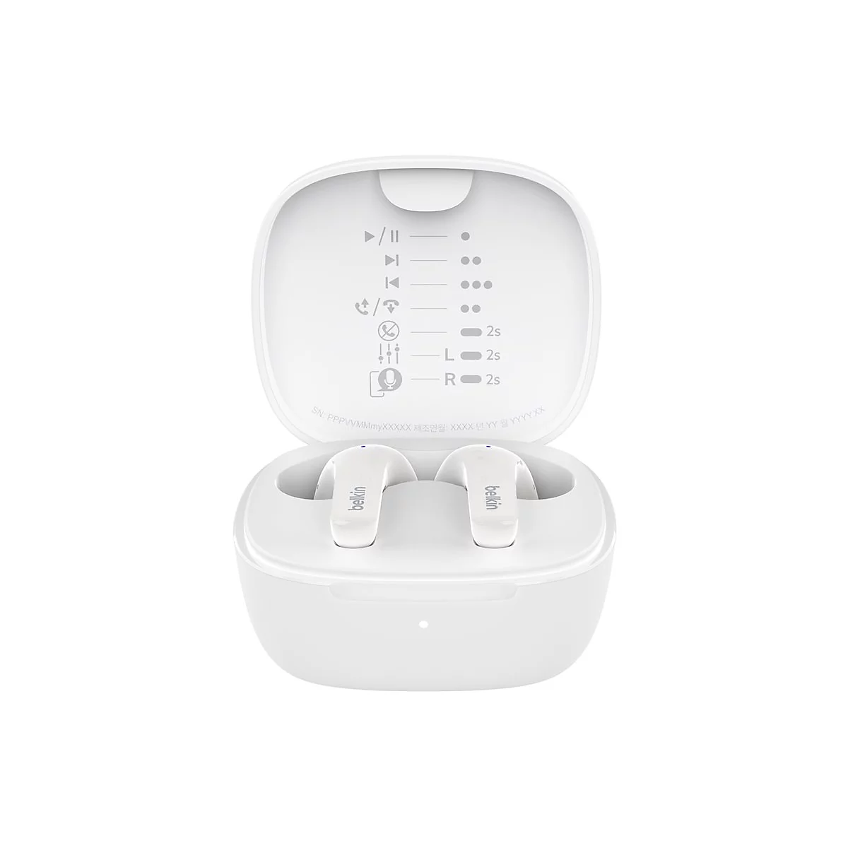 Weiße Belkin Kopfhörer im Ladecase, geöffnet. Beide Ohrhörer liegen in der Ladestation. Oben im Deckel Symbole.