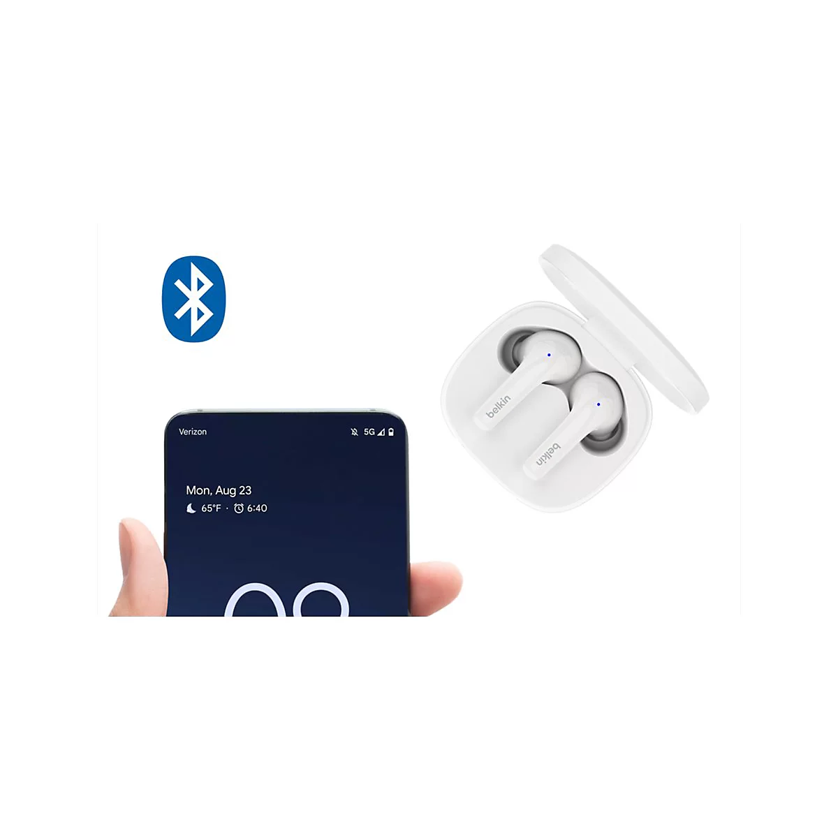 Ein weißes Belkin-Bluetooth-Headset in einer offenen Ladebox und ein Smartphone, das die Verbindung anzeigt. Das Datum ist der 23. August.