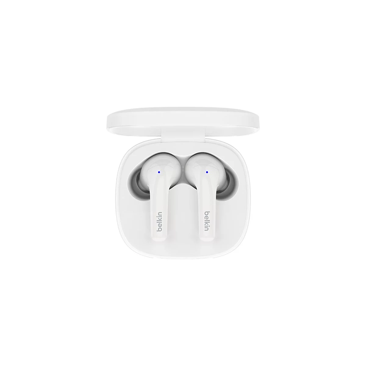 Weiße Belkin-Ohrhörer in einer offenen Ladebox, die auf weißem Grund steht. Die Ohrhörer und die Box sind sauber verarbeitet.