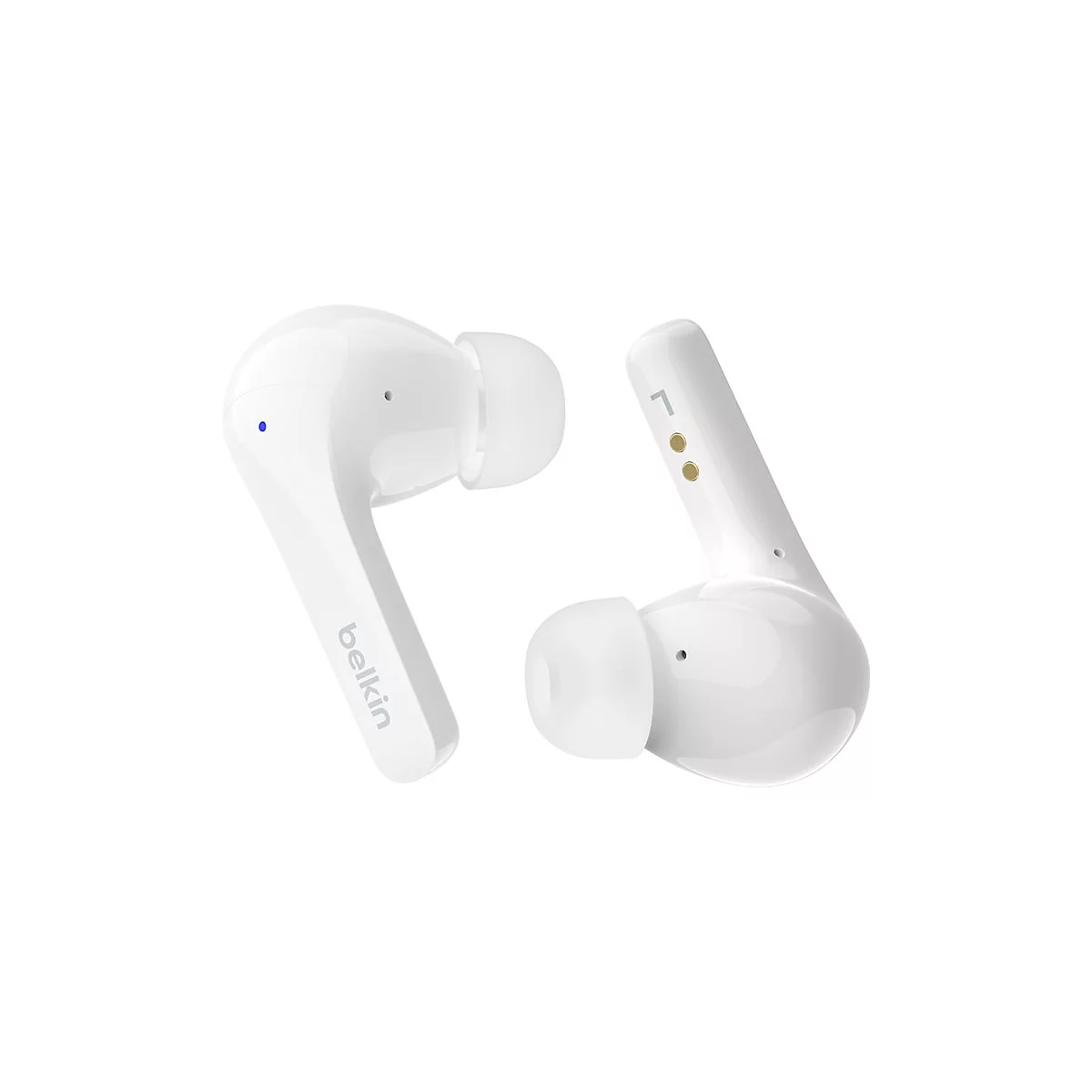 Deux écouteurs sans fil blancs de la marque Belkin sur fond blanc. L'écouteur gauche a un indicateur bleu.