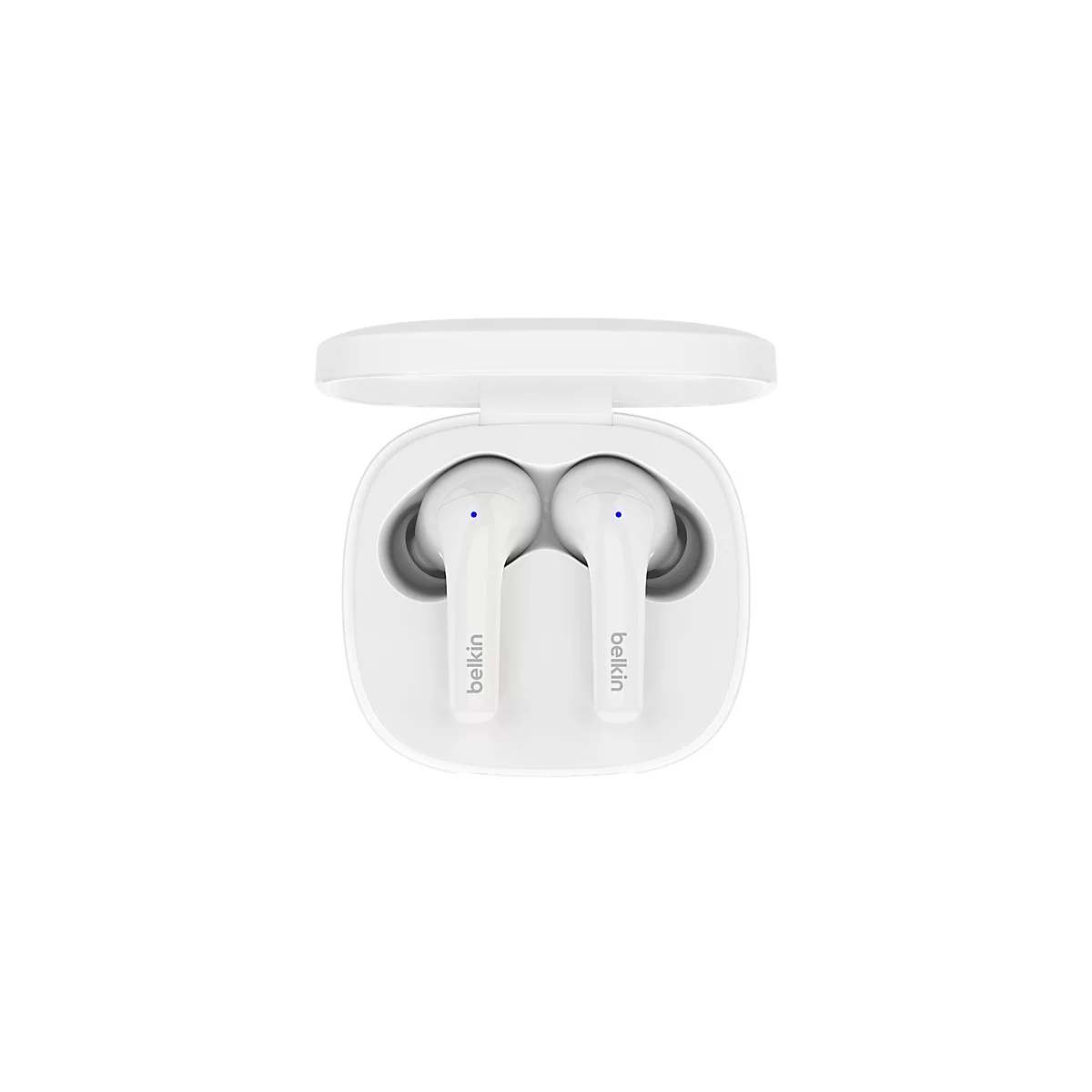 Écouteurs Belkin blancs dans leur étui de chargement sur fond blanc. Le mot "Belkin" est visible sur chaque écouteur.