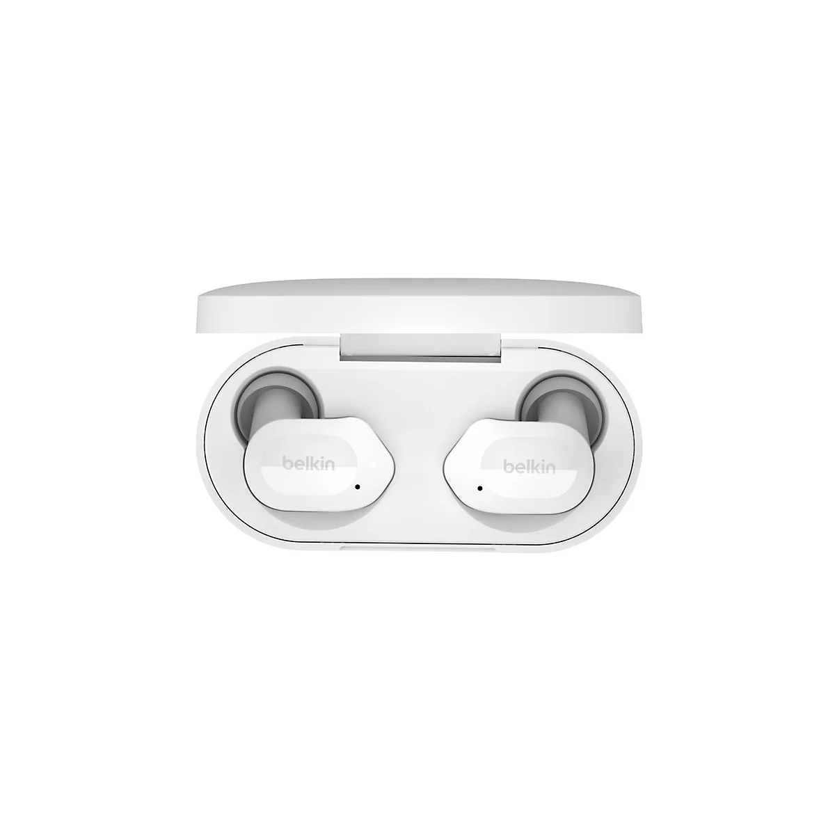 Weiße Belkin-Kopfhörer in geöffneter Ladebox, draufsicht. Belkin-Logo auf den Hörern.