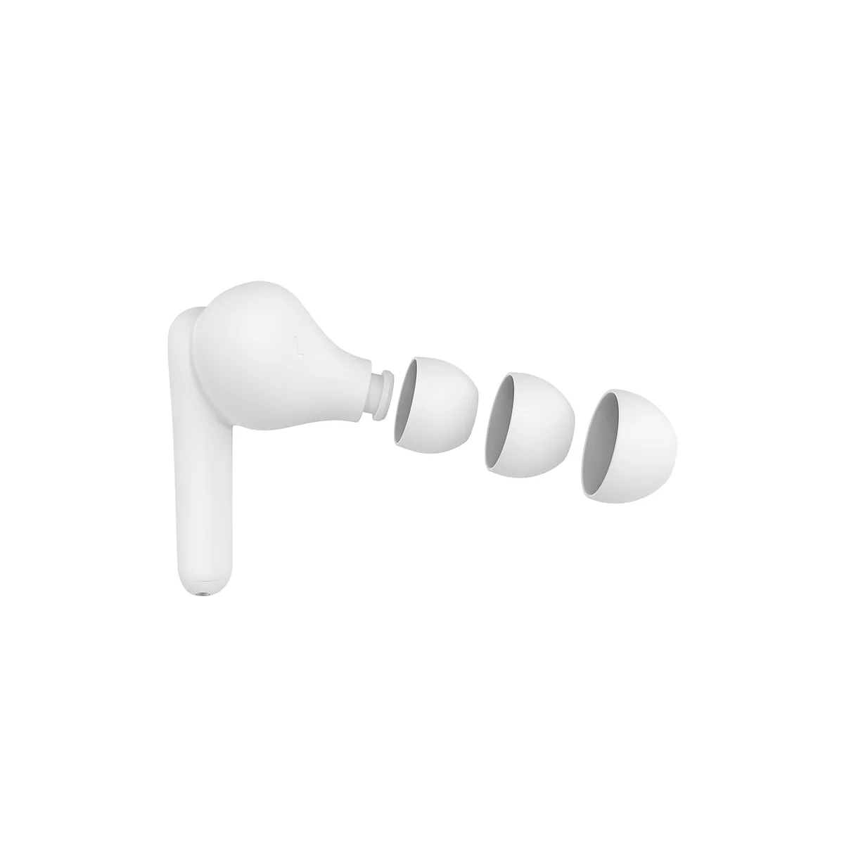 Nahaufnahme eines weißen Kopfhörers und dreier austauschbarer Ohrstöpsel. Isoliert vor weißem Hintergrund.