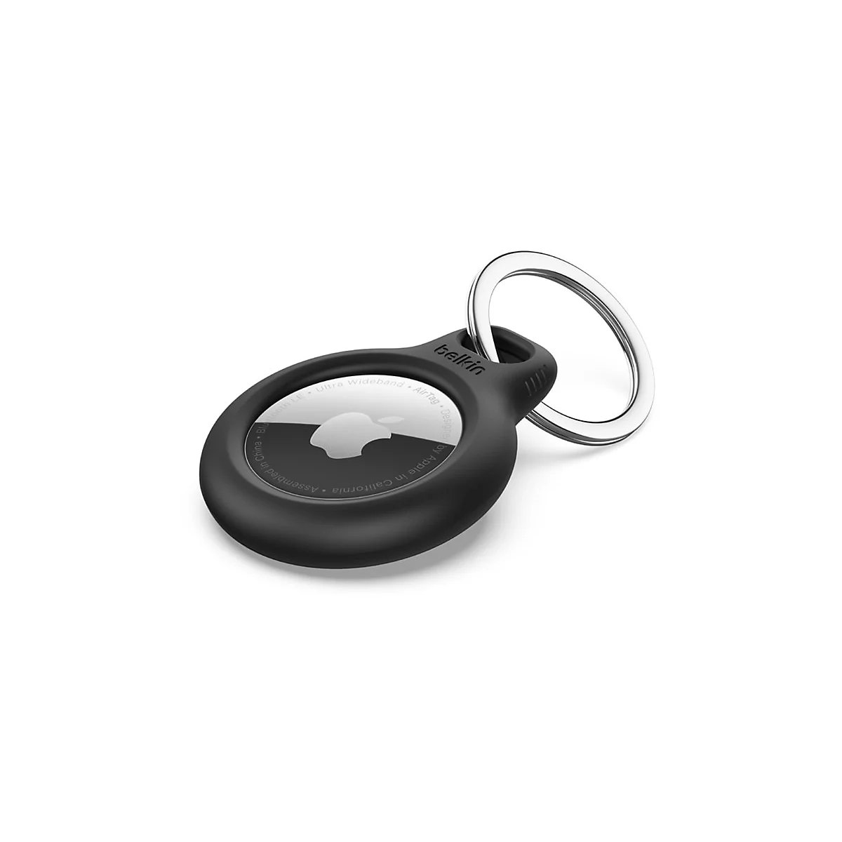 Ein schwarzes Belkin-AirTag mit silbernem Schlüsselring. Das AirTag hat das Apple-Logo und die Aufschrift 'Designed by Apple in California'.