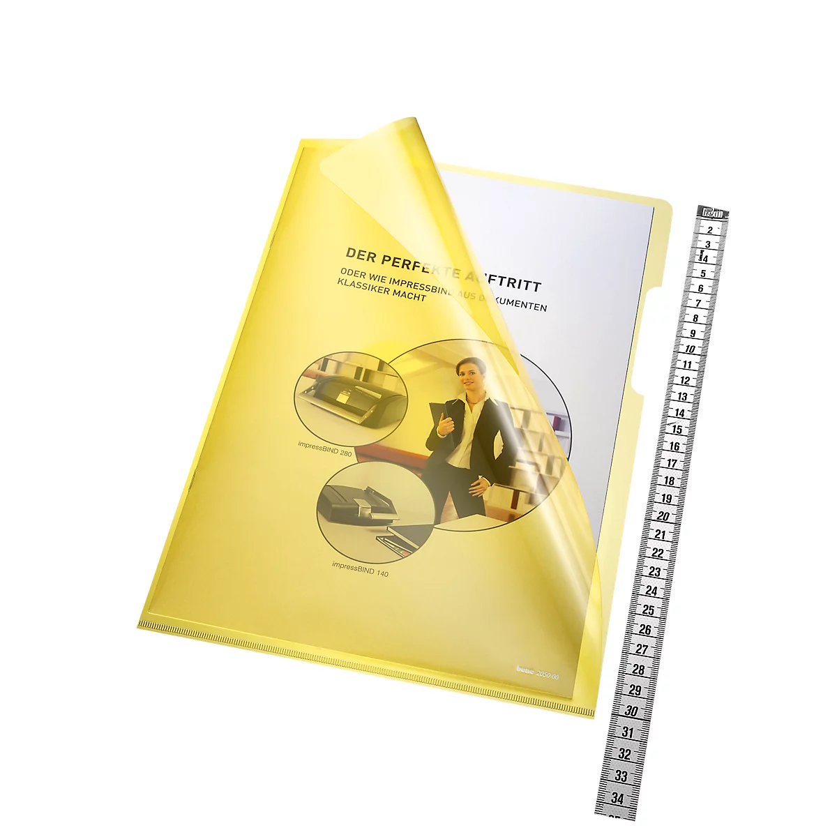 Gele presentatiemap met documenten, naast een liniaal.