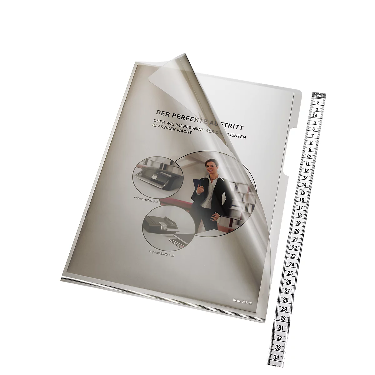 Een transparante brochurehoes met een document, daarop een man in een pak. Rechts daarvan een liniaal.