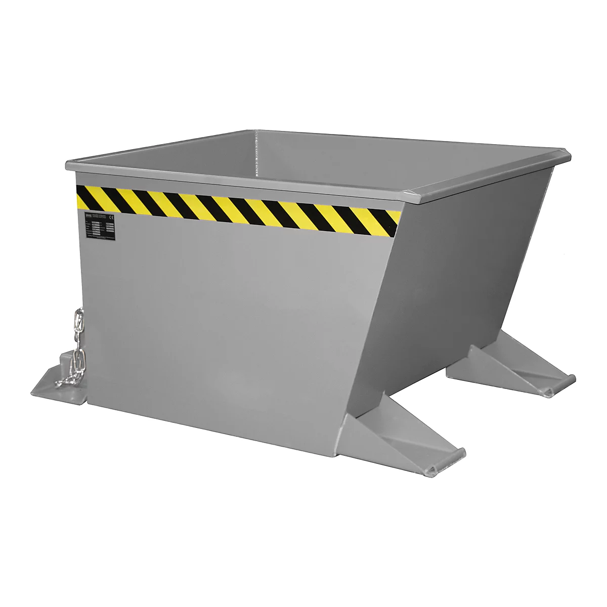 Bac basculant gris avec bande d'avertissement jaune et noir, avec chaîne et crochet d'un côté.