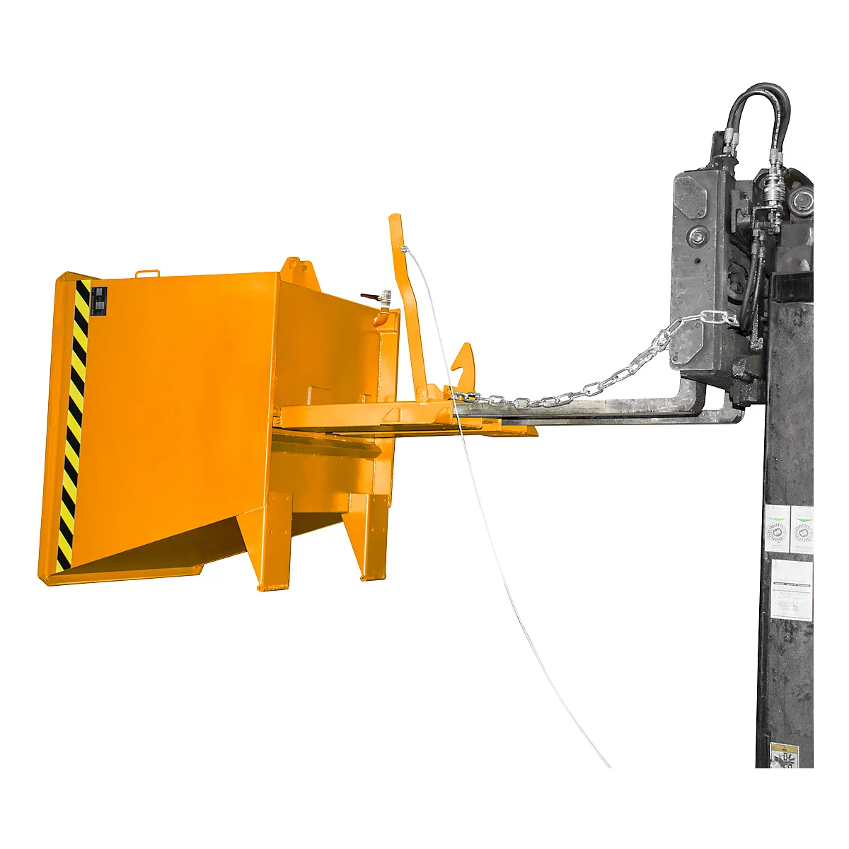 Benne basculante jaune fixée à un chariot élévateur. La benne a une face avant inclinée avec des rayures d'avertissement noires et jaunes.