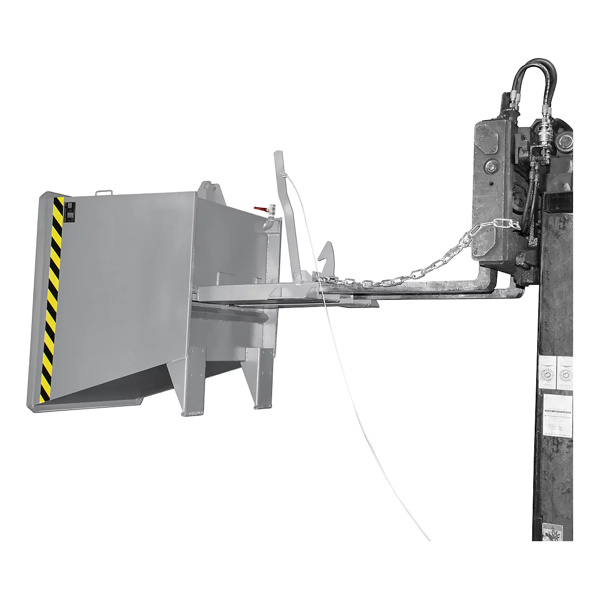 Conteneur basculant gris sur chariot élévateur. Bandes d'avertissement noires et jaunes sur le coin.