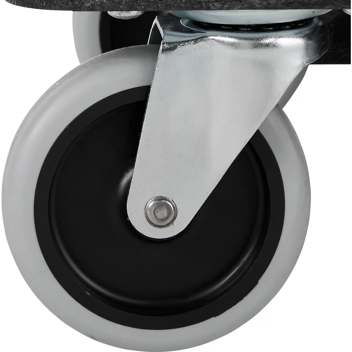 Gros plan d'une roue de roulette : pneu gris, jante noire, support argenté. Prise de vue détaillée.