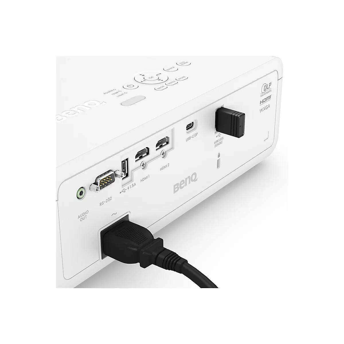Gros plan de l'arrière d'un projecteur BenQ blanc. On peut voir des ports tels que HDMI, USB-C, sortie audio, RS-232, ainsi qu'un dongle sans fil noir. Un câble noir est branché.