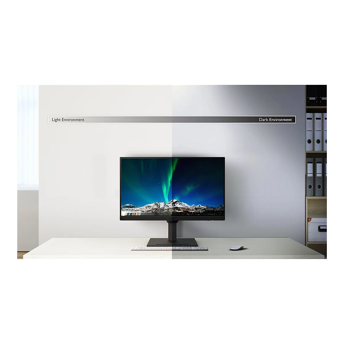 Un moniteur affichant des aurores boréales sur un bureau, à côté d'un clavier et d'une souris. Texte : Light Environment, Dark Environment.
