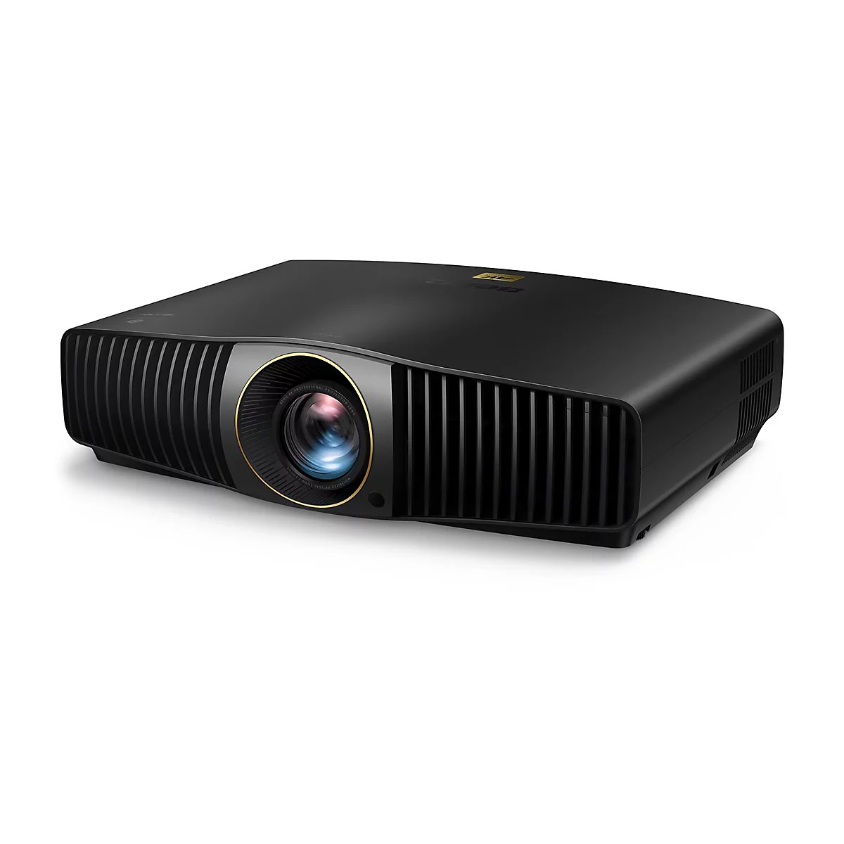 Schwarzer Projektor mit Goldakzenten und Objektiv. Auf weißem Hintergrund. Klar und präzise.