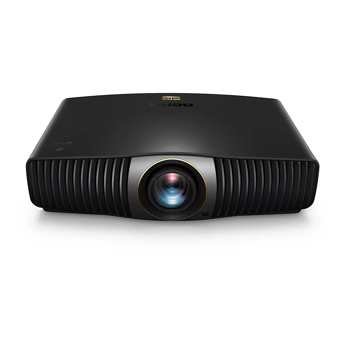 Schwarzer BenQ 4K Projektor, Vorderansicht, isoliert auf weißem Hintergrund.