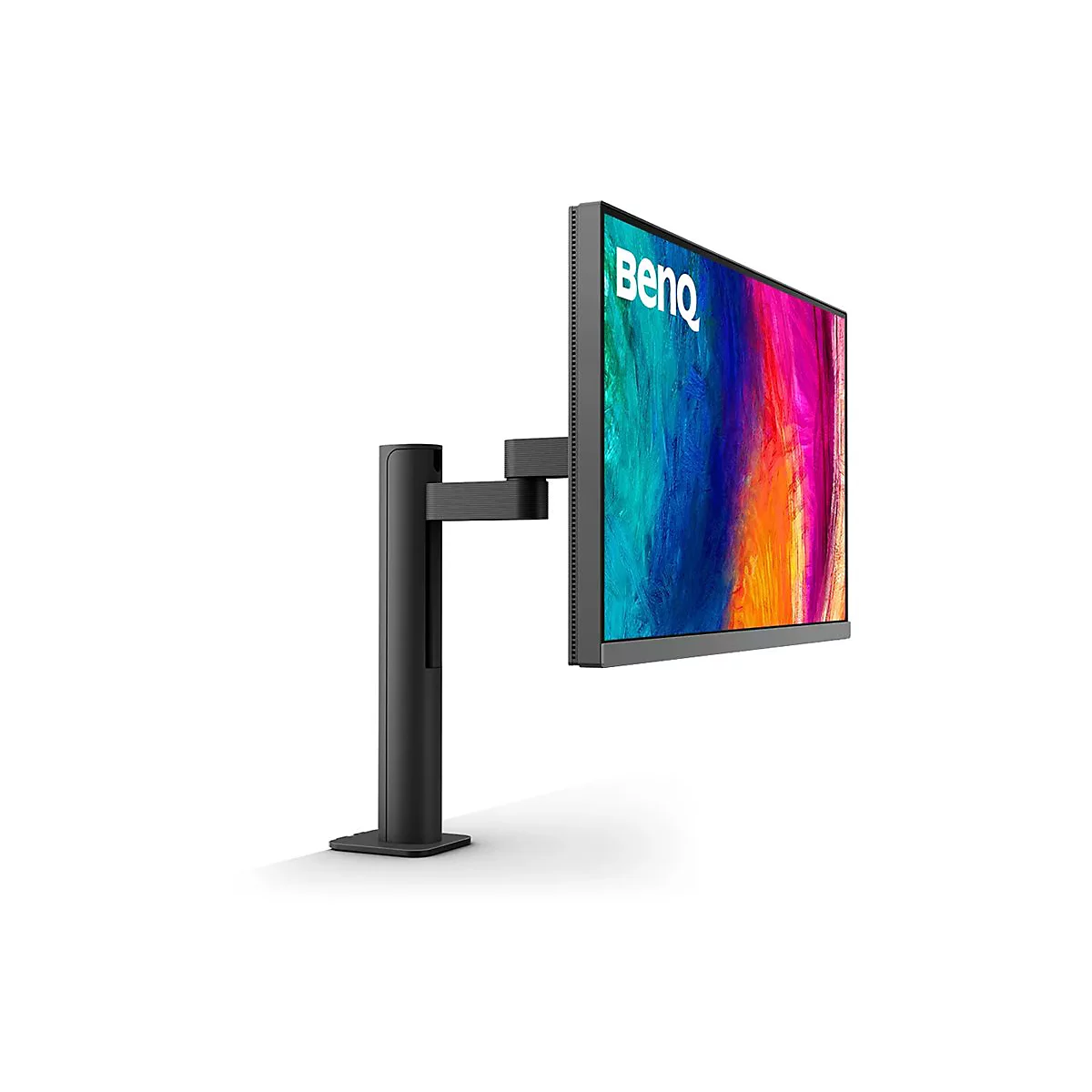 Schwarzer BenQ Monitor an einem verstellbaren Monitorarm vor weißem Hintergrund.