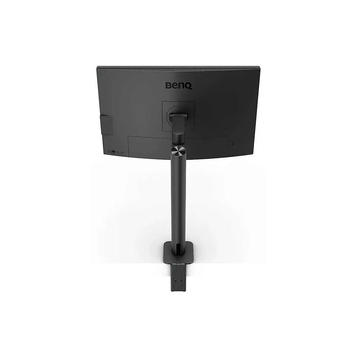 Rückseite eines schwarzen BenQ-Monitors montiert an einem höhenverstellbaren Tischarm vor weißem Hintergrund.