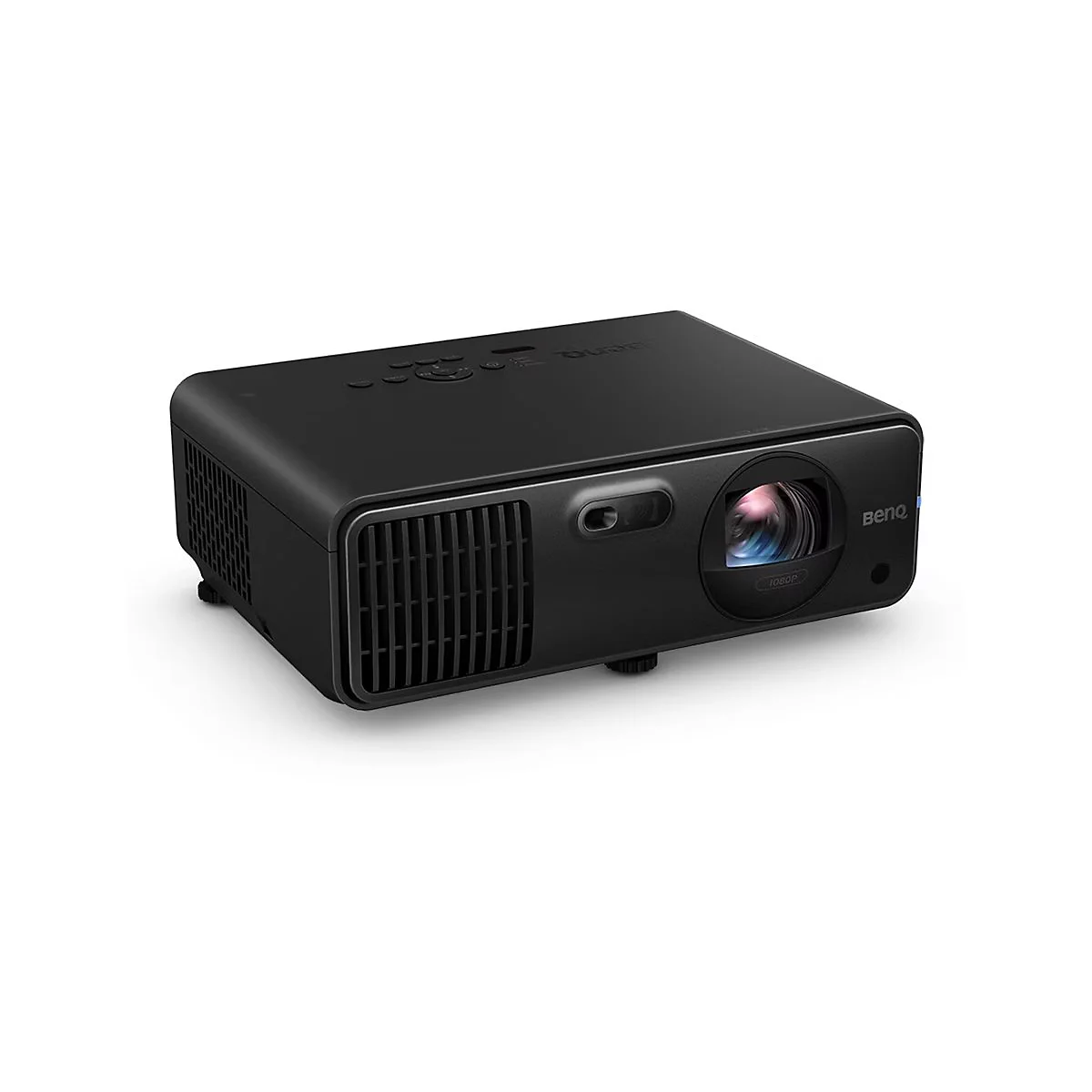 Schwarzer BenQ-Projektor, mit Objektiv und Lüftungsschlitzen. Auf weißem Hintergrund. Mit 1080p Beschriftung.