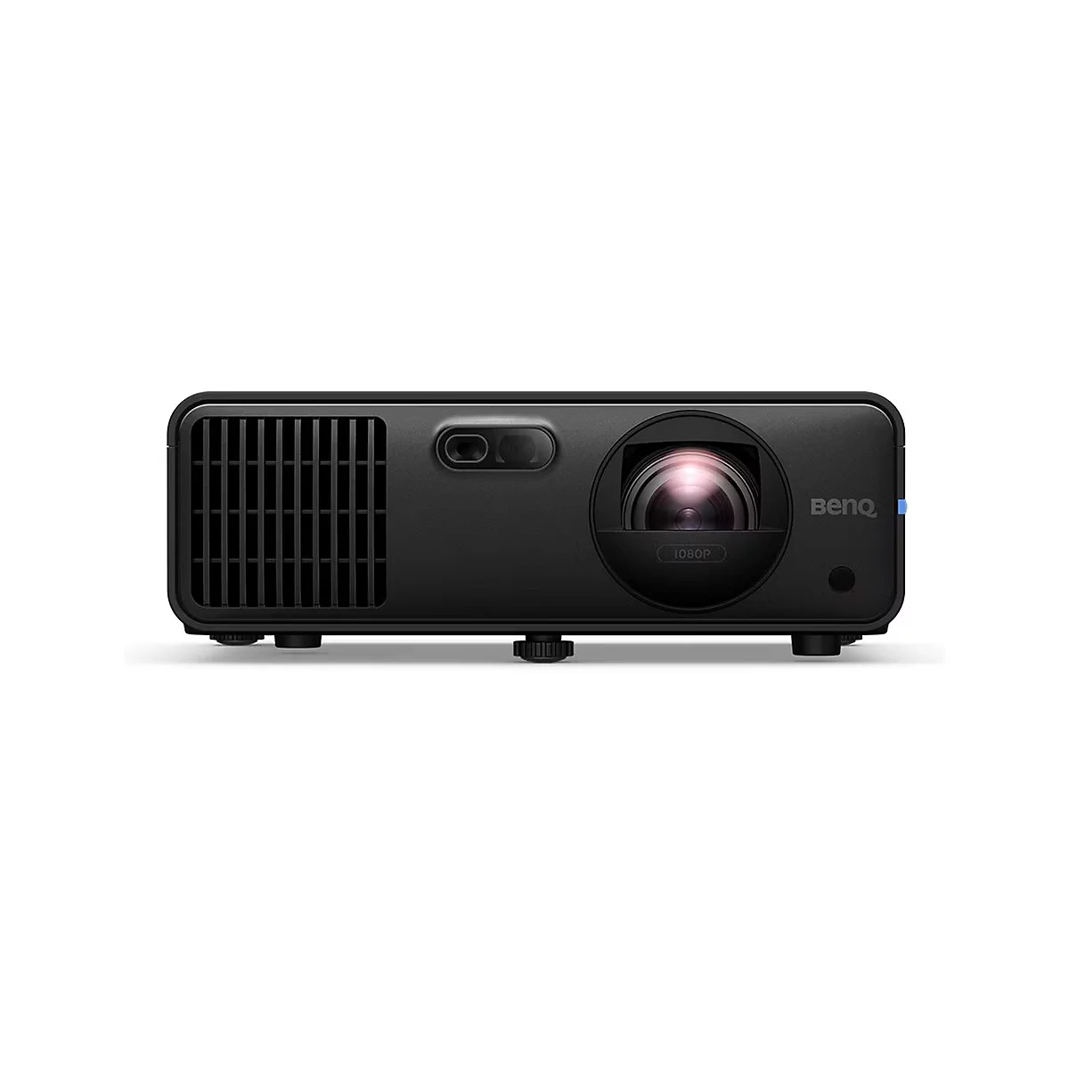 Schwarzer Projektor mit Objektiv und Lüftungsschlitzen. Aufschrift "BenQ".