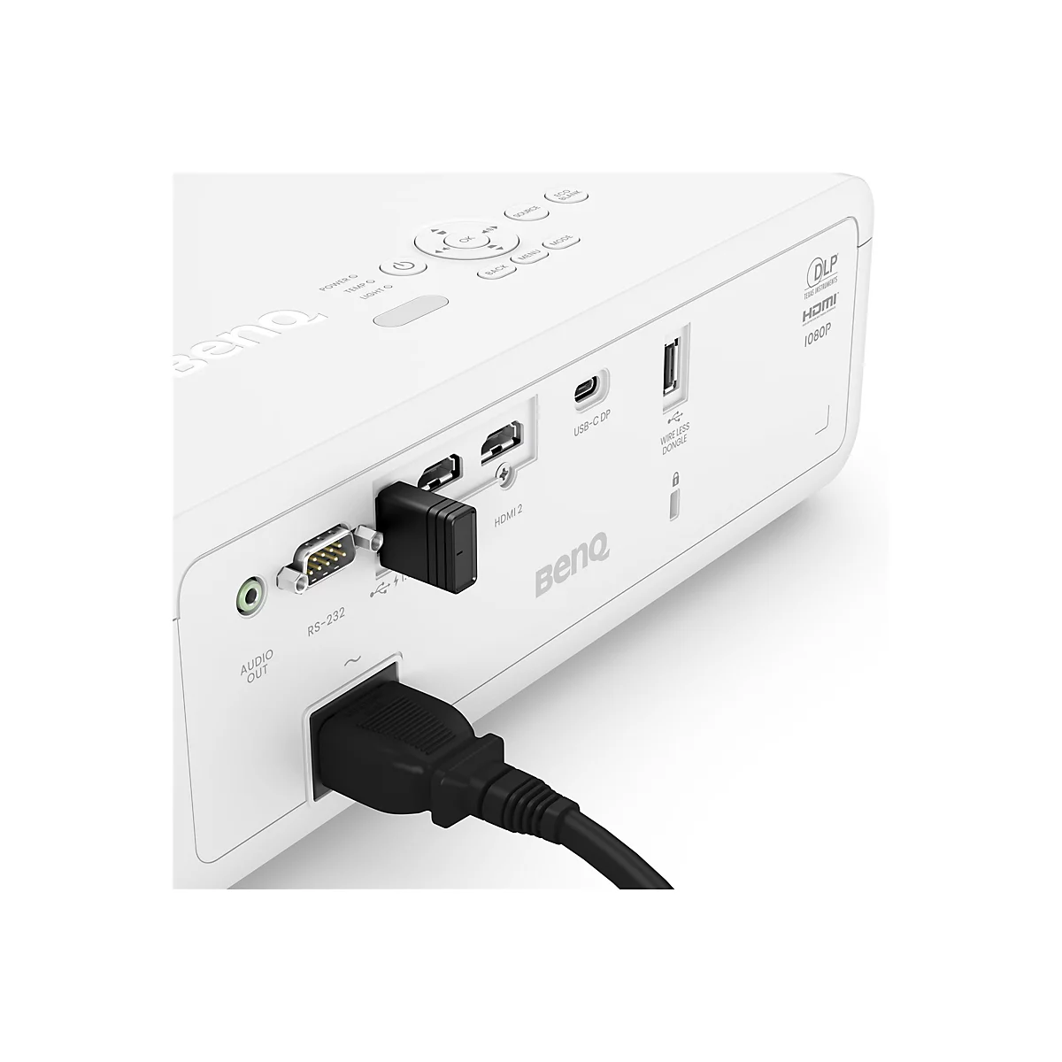 Nahaufnahme eines weißen Projektors mit verschiedenen Anschlüssen und Bedienelementen, wie z.B. HDMI, USB-C und ein Stromanschluss. Ein schwarzer Stecker steckt in einem der Anschlüsse.