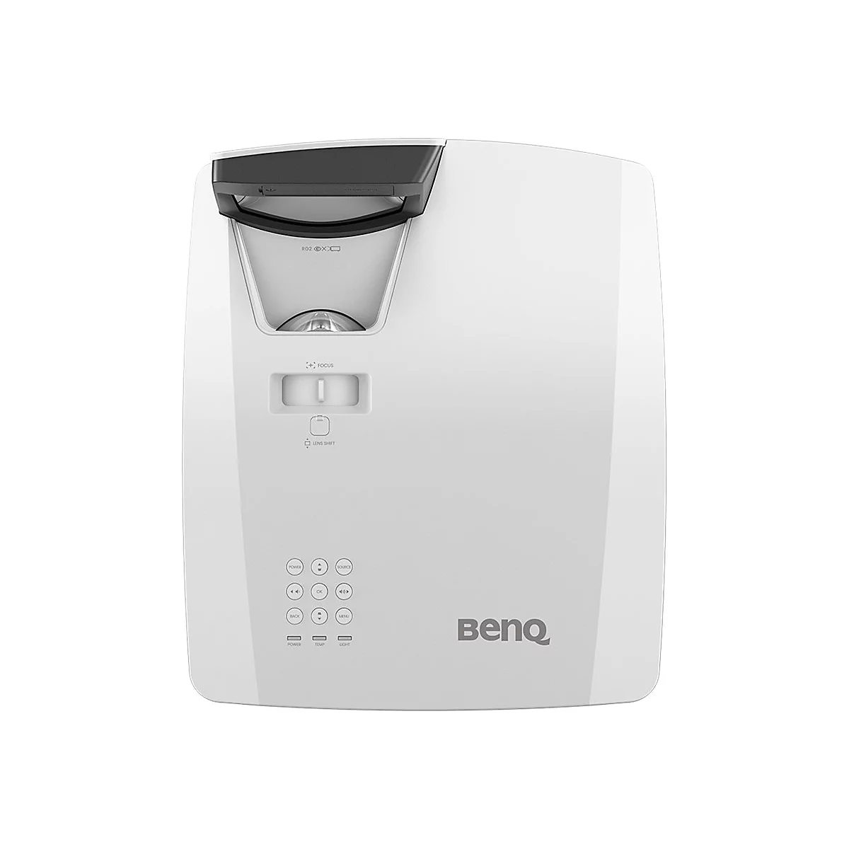 Weißer Projektor mit schwarzer Oberseite. Knöpfe für Fokus und Lens Shift. Das BenQ-Logo befindet sich unten rechts.