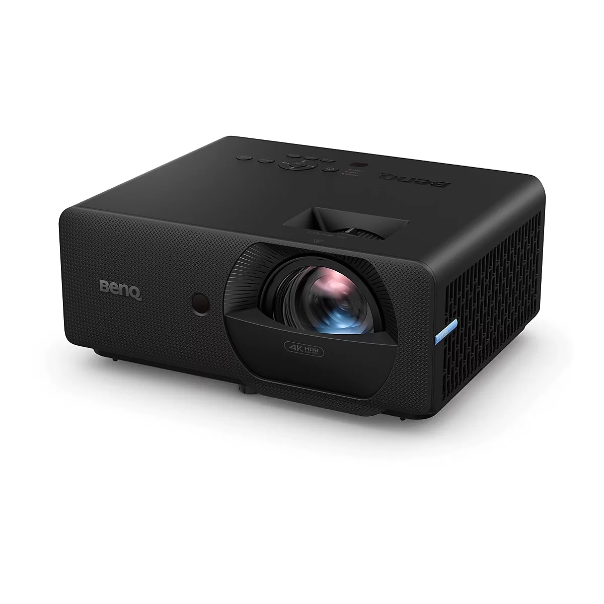 Schwarzer BenQ-Projektor, seitlich betrachtet. Auf der Front steht 4K HDR. Das Objektiv ist im Fokus. Rechts befinden sich Lüftungsschlitze.
